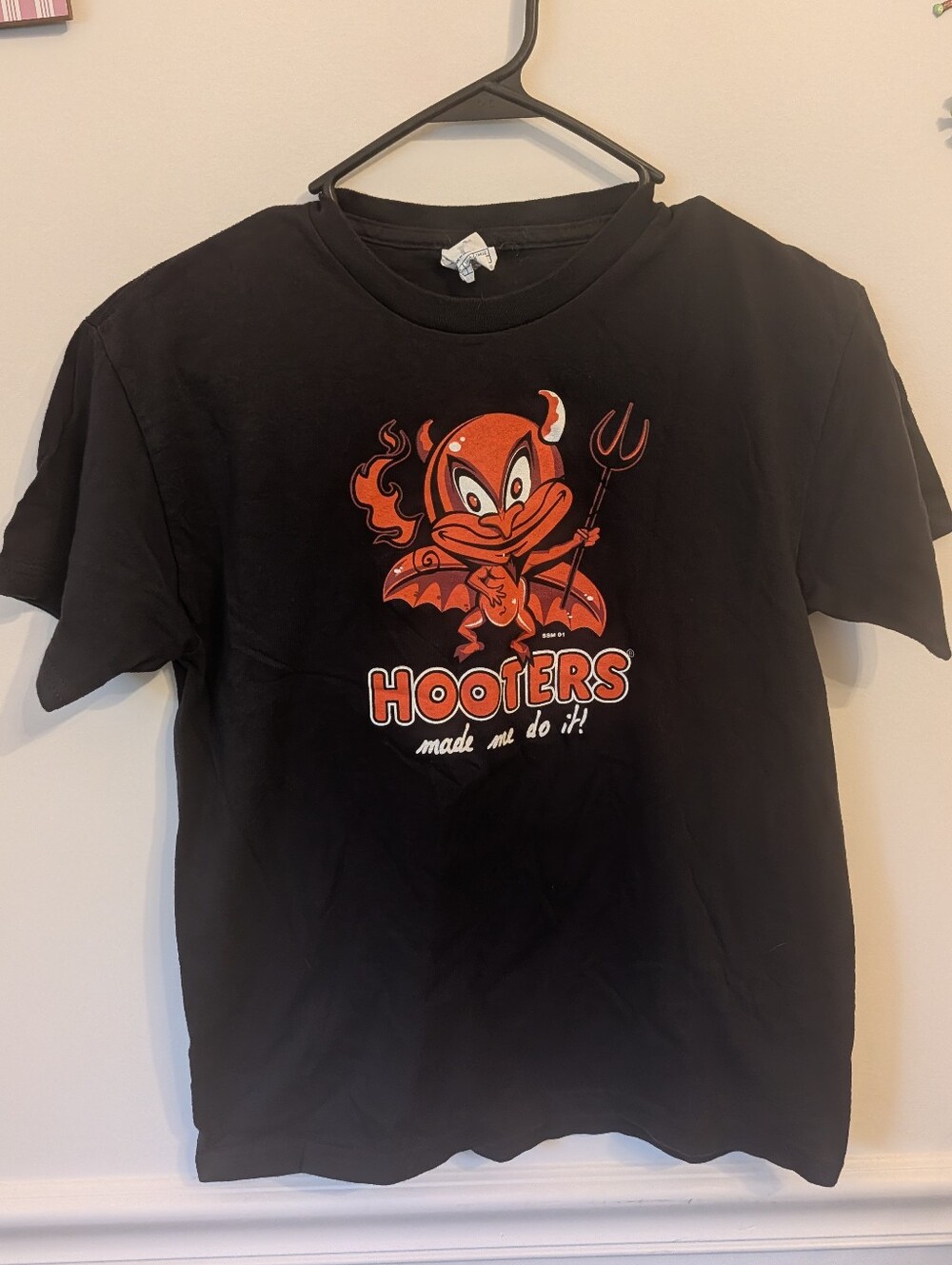 Hold For Breesy - Hooters Made Me Do It Youth Graphic Tee Size Large